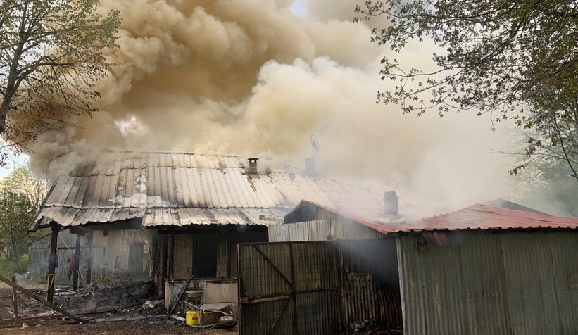 Akyazı'da gurbetçinin evi yandı