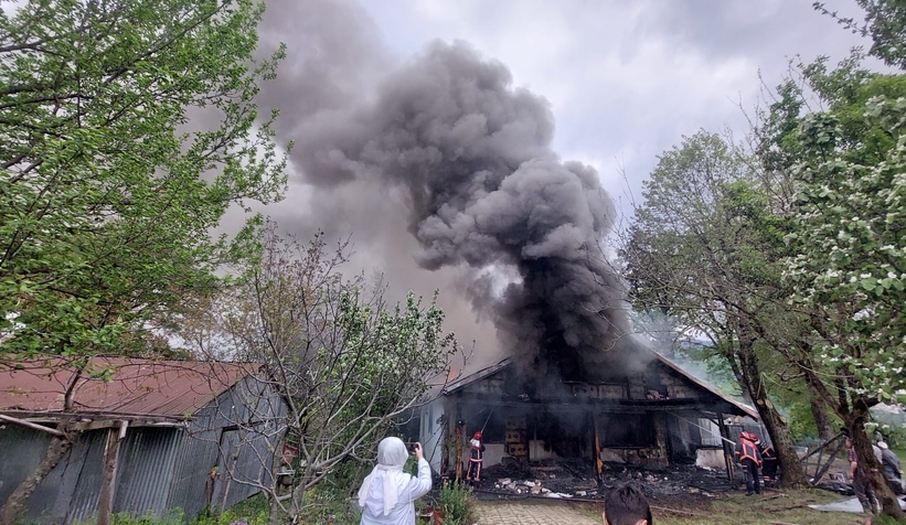 Akyazı'da gurbetçinin evi yandı