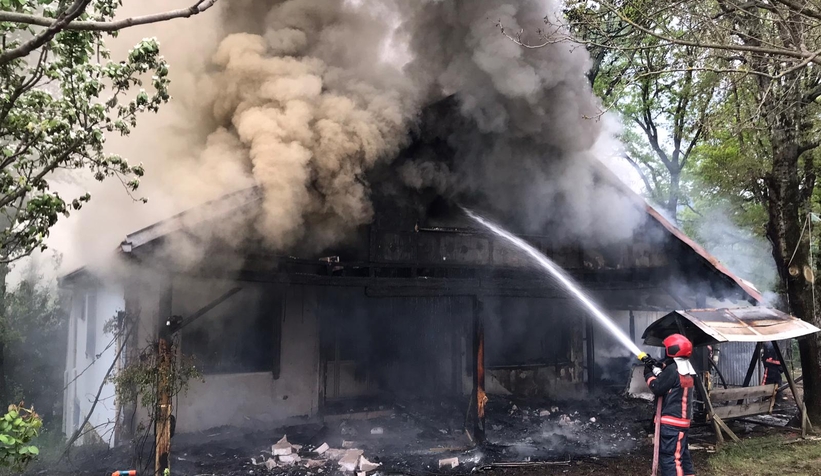 Akyazı'da gurbetçinin evi yandı