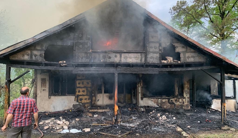 Akyazı'da gurbetçinin evi yandı