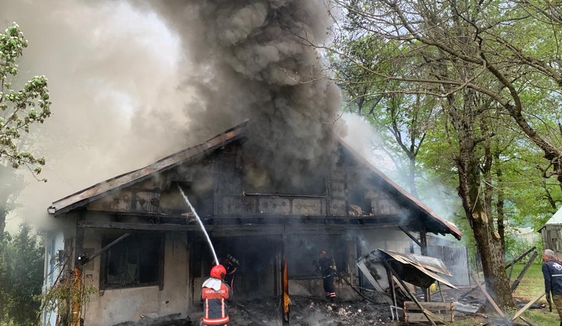 Akyazı'da gurbetçinin evi yandı