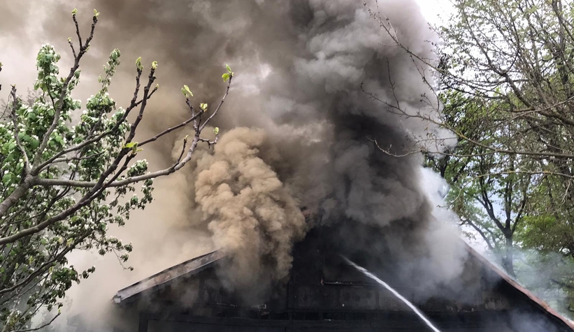 Akyazı'da gurbetçinin evi yandı
