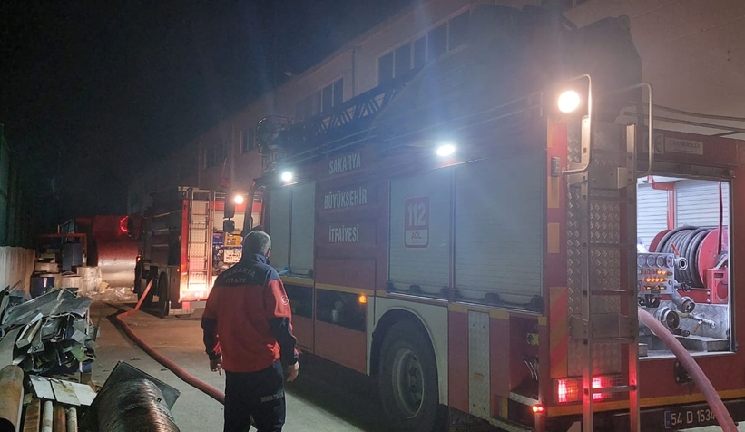 Akyazı'da halı fabrikasında yangın