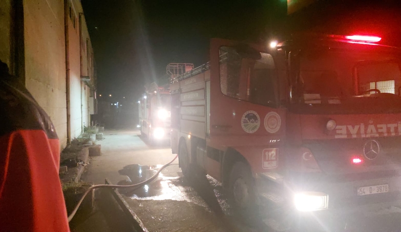 Akyazı'da halı fabrikasında yangın