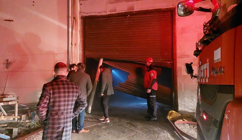 Akyazı'da halı fabrikasında yangın