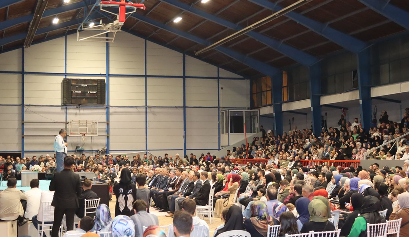 Akyazı'da Hayati İnanç'la Gençlik Buluşması