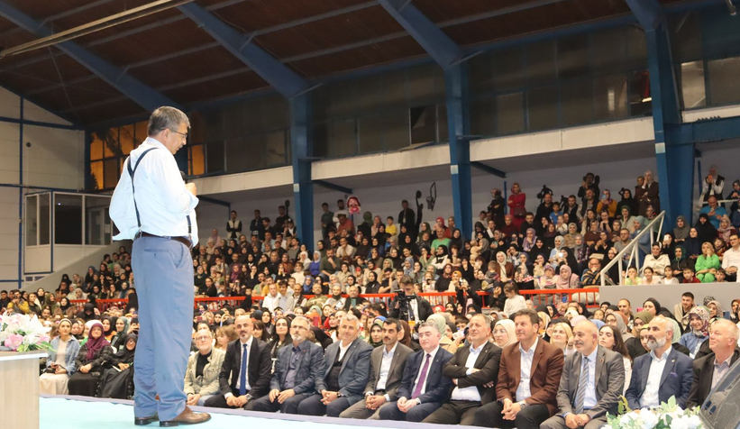 Akyazı'da Hayati İnanç'la Gençlik Buluşması