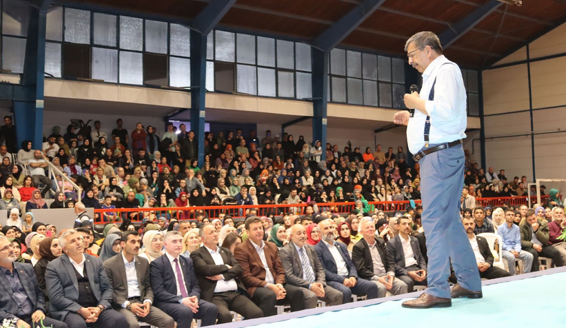 Akyazı'da Hayati İnanç'la Gençlik Buluşması