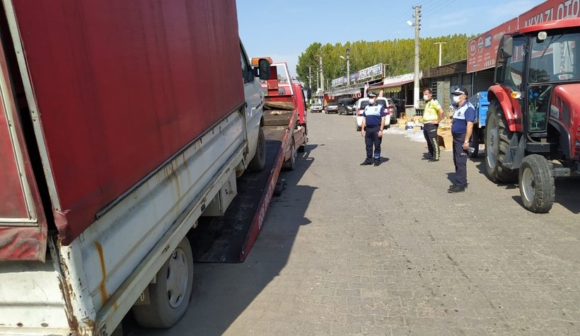 Akyazı'da hurda araçlar toplanıyor