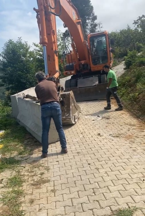 Akyazı'da iki aracın uçtuğu mezarlıkta bariyerli önlem