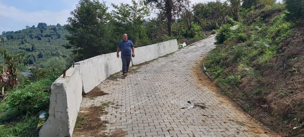 Akyazı'da iki aracın uçtuğu mezarlıkta bariyerli önlem