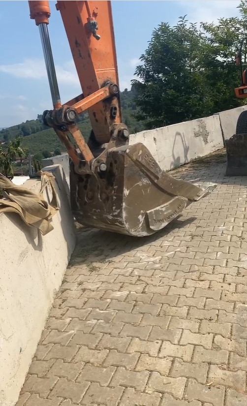 Akyazı'da iki aracın uçtuğu mezarlıkta bariyerli önlem