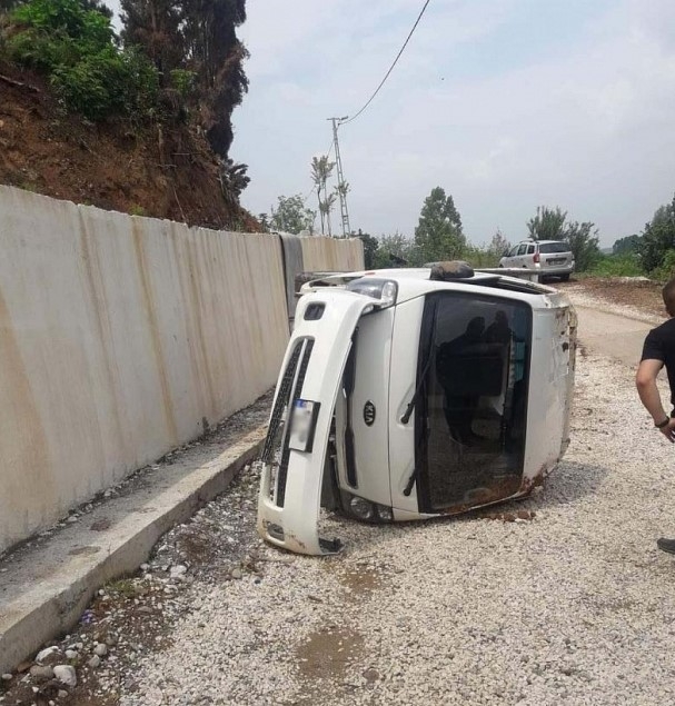 Akyazı'da iki aracın uçtuğu mezarlıkta bariyerli önlem
