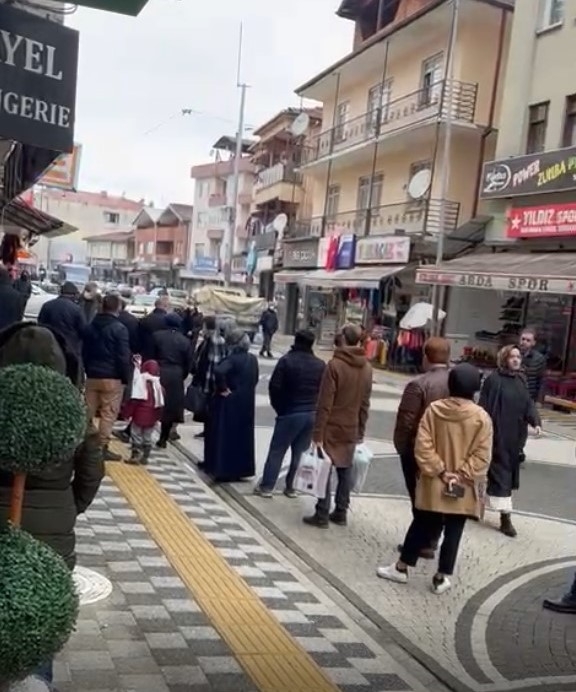 Akyazı'da ilaç kuyruğu vatandaşı isyan ettirdi