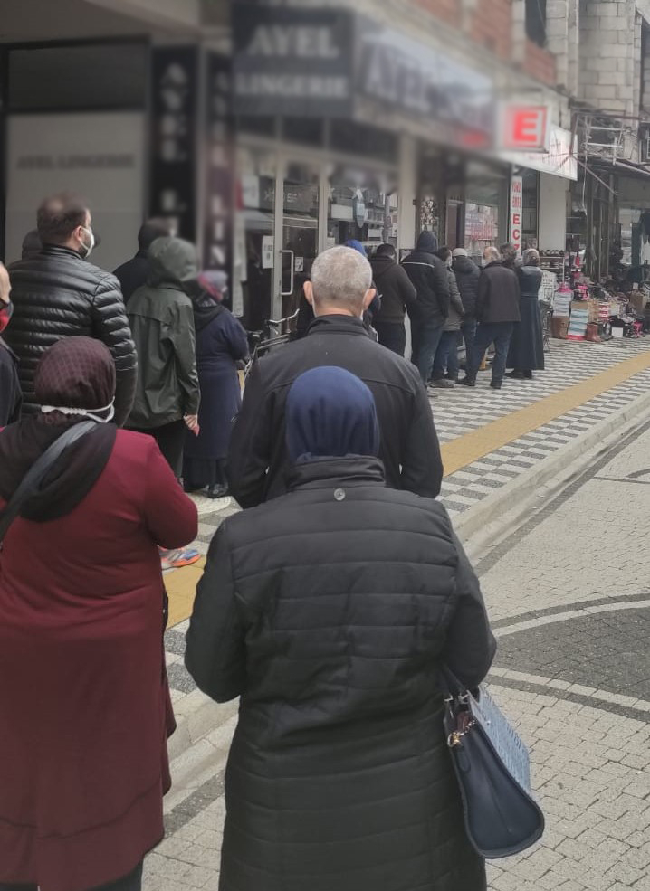 Akyazı'da ilaç kuyruğu vatandaşı isyan ettirdi