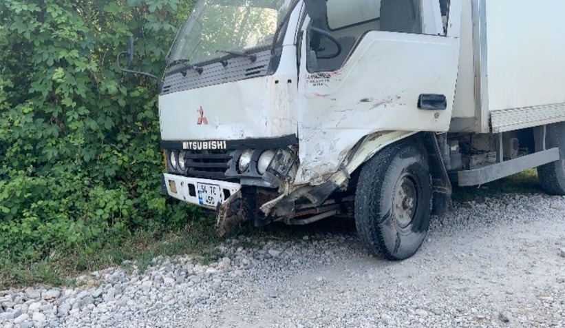 akyazi-da-kamyonet-ile-motosiklet-carpisti-1-agir-yaralinlf1nkfqnl