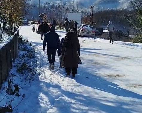 akyazi-da-kar-ve-buzda-araclar-yolda-kalditvvmnzjzk1