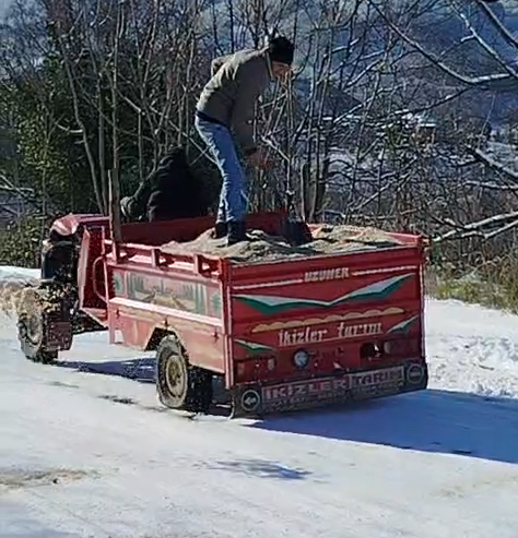 akyazi-da-kar-ve-buzda-araclar-yolda-kalditvvmnzjzk1