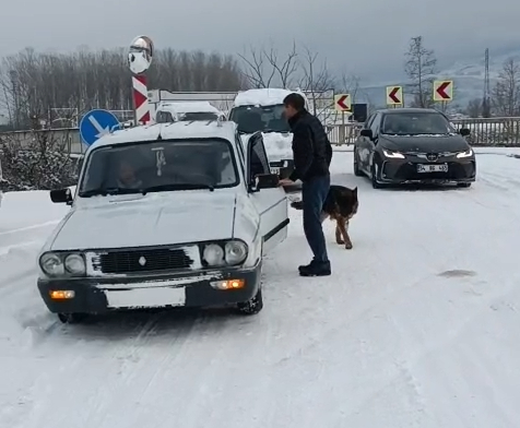 akyazi-da-kar-ve-buzda-araclar-yolda-kalditvvmnzjzk1