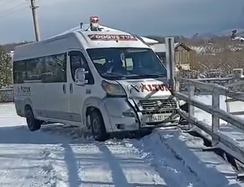 akyazi-da-kar-ve-buzda-araclar-yolda-kalditvvmnzjzk1