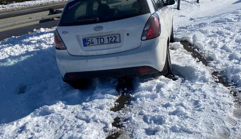 akyazi-da-kar-ve-buzda-araclar-yolda-kalditvvmnzjzk1