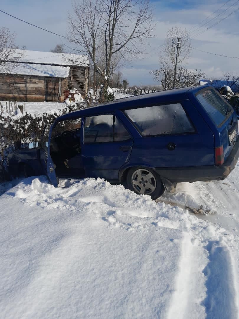 akyazi-da-kar-ve-buzda-araclar-yolda-kalditvvmnzjzk1