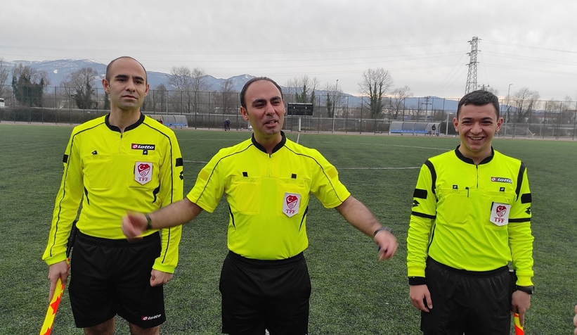 Akyazı'da kardeş hakemler aynı maçta görev aldı