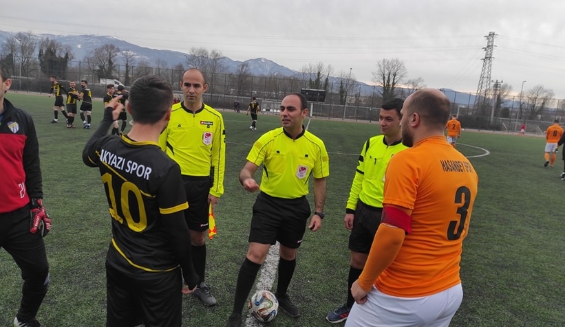 Akyazı'da kardeş hakemler aynı maçta görev aldı