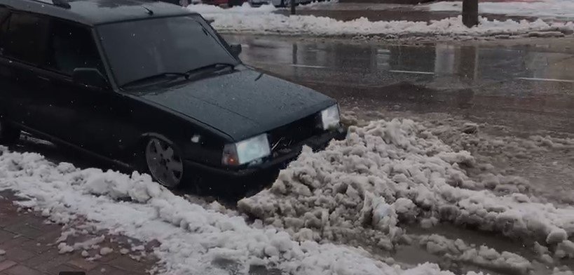 Akyazı'da kartal ile kar küredi