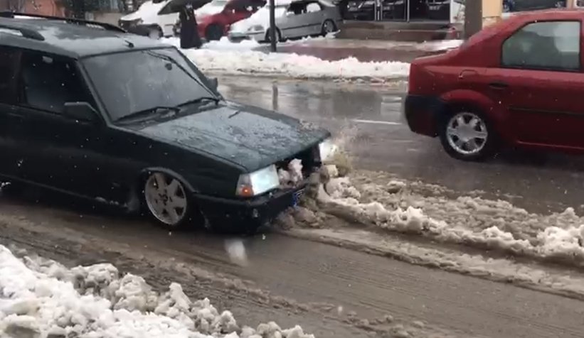 Akyazı'da kartal ile kar küredi