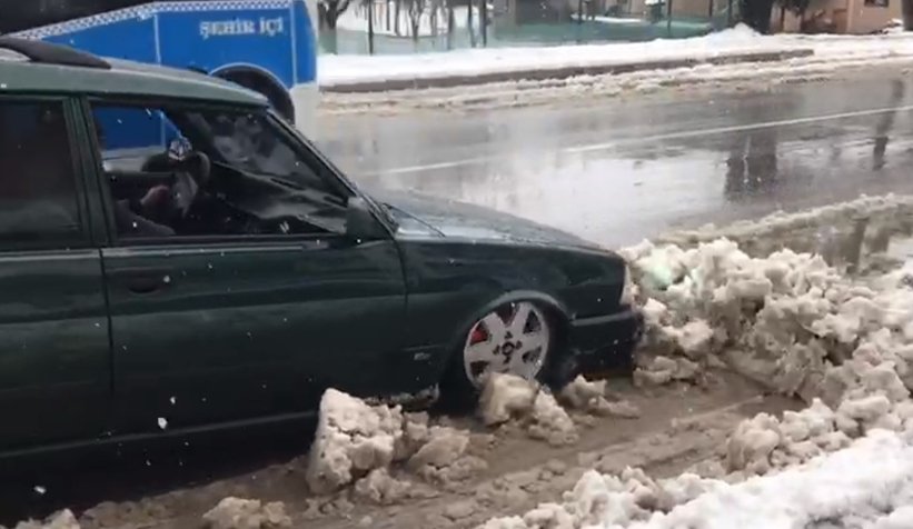 Akyazı'da kartal ile kar küredi