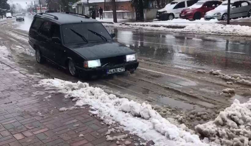 Akyazı'da kartal ile kar küredi