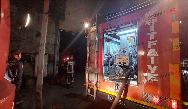 Akyazı'da kauçuk fabrikasında yangın