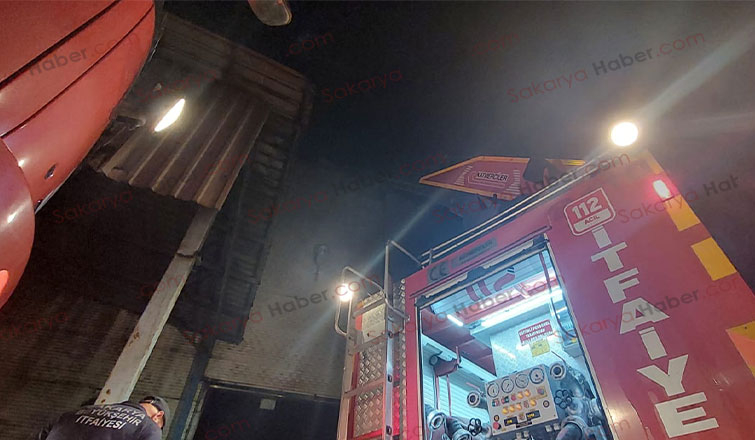Akyazı'da kauçuk fabrikasında yangın