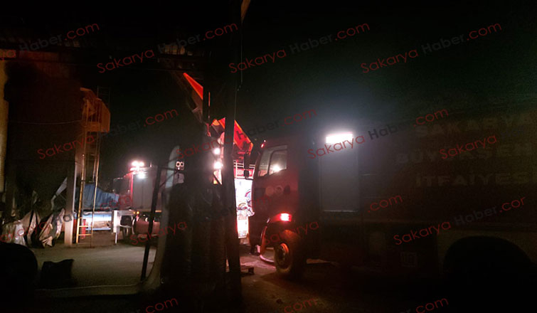 Akyazı'da kauçuk fabrikasında yangın