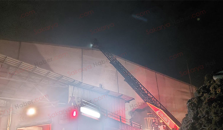 Akyazı'da kauçuk fabrikasında yangın