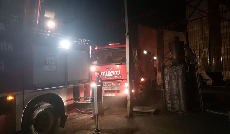 Akyazı'da kauçuk fabrikasında yangın