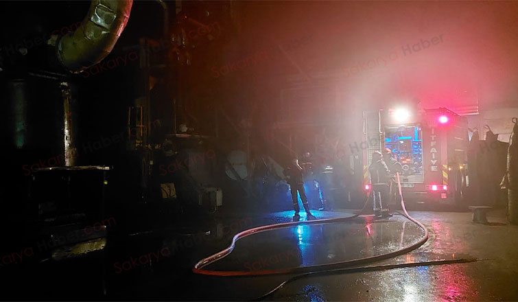 Akyazı'da kauçuk fabrikasında yangın