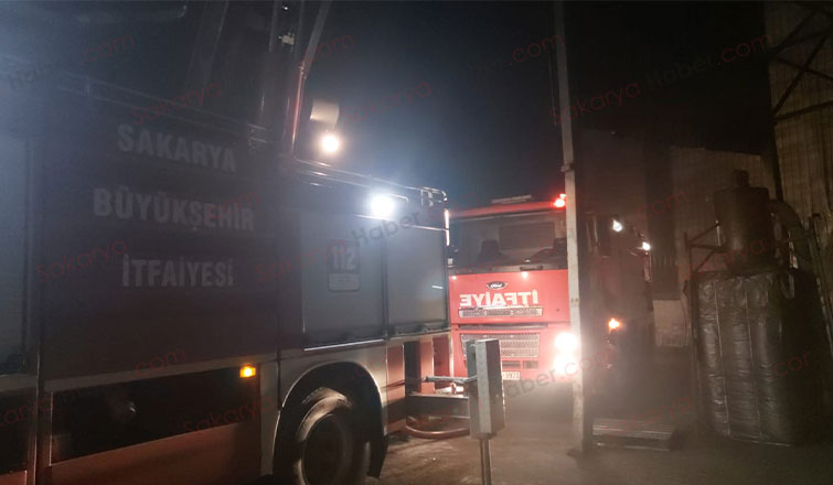 Akyazı'da kauçuk fabrikasında yangın