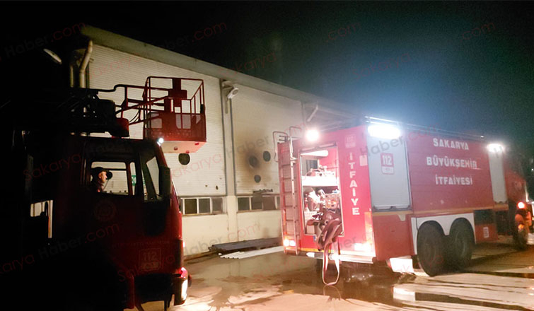 Akyazı'da kauçuk fabrikasında yangın