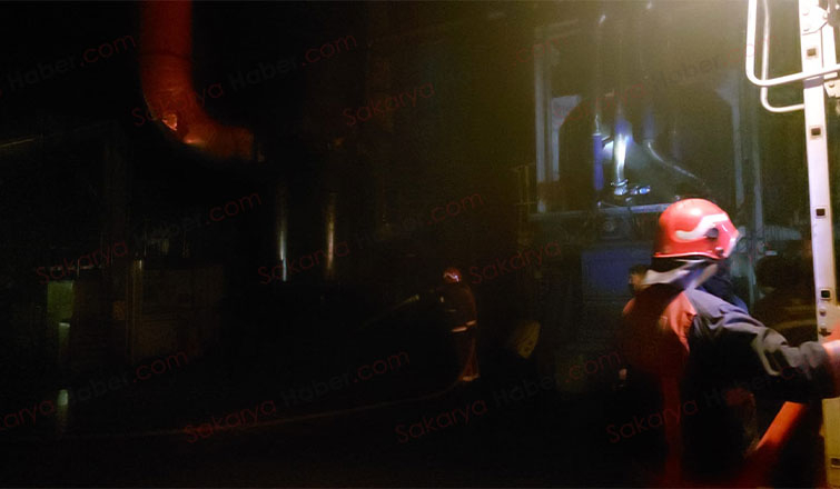 Akyazı'da kauçuk fabrikasında yangın