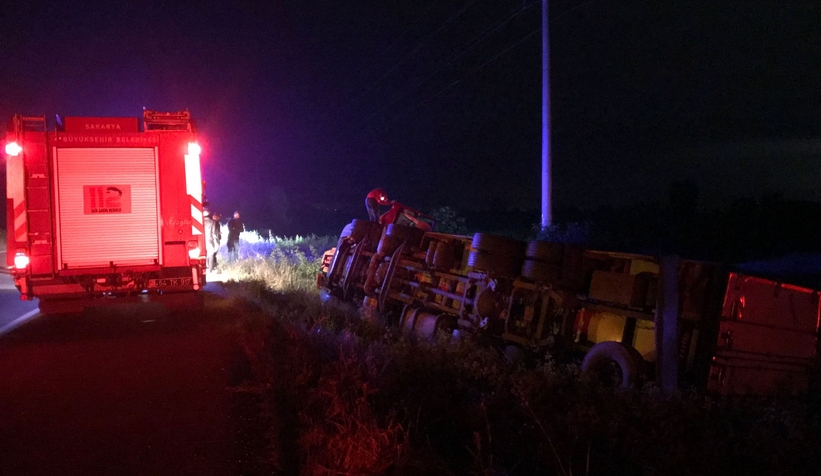 Akyazı'da sürücüsü kalp krizi geçiren tır devrildi