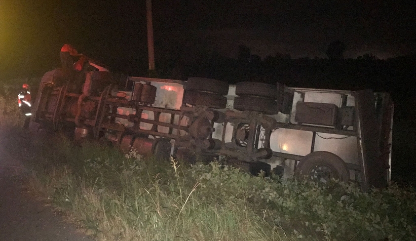 Akyazı'da sürücüsü kalp krizi geçiren tır devrildi