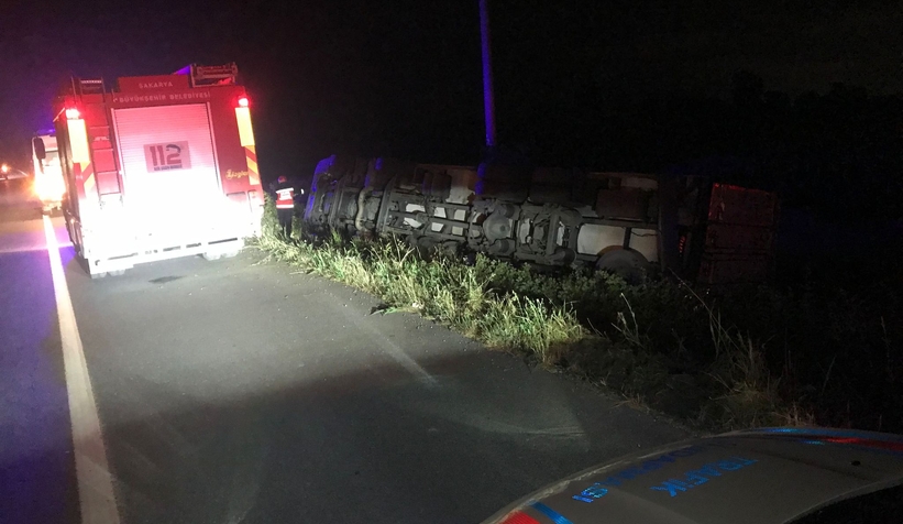 Akyazı'da sürücüsü kalp krizi geçiren tır devrildi