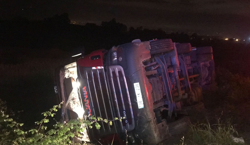 Akyazı'da sürücüsü kalp krizi geçiren tır devrildi