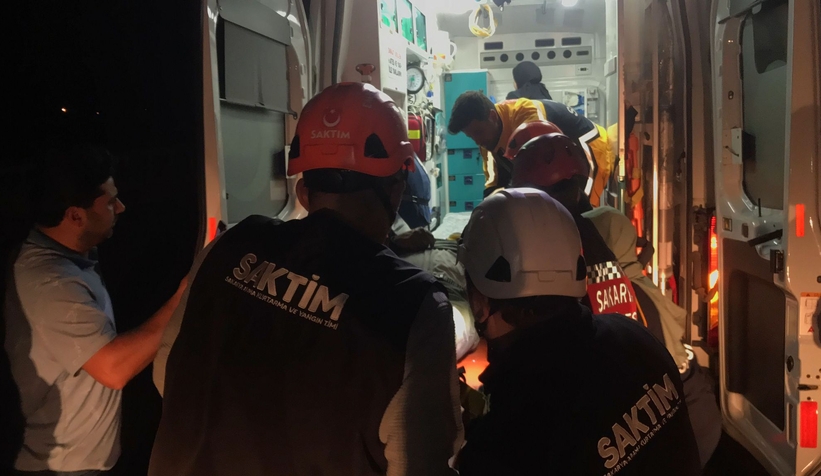 Akyazı'da sürücüsü kalp krizi geçiren tır devrildi