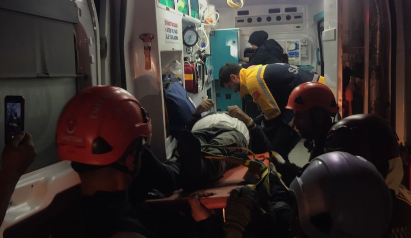 Akyazı'da sürücüsü kalp krizi geçiren tır devrildi