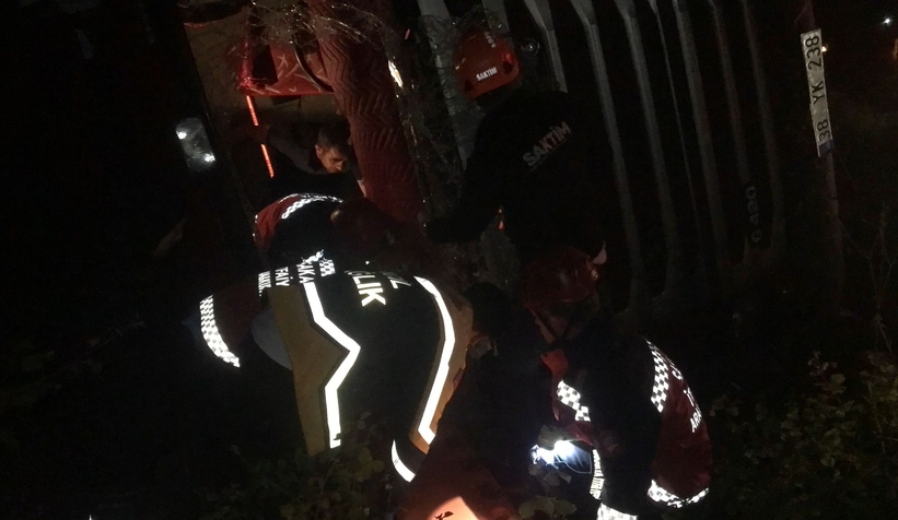 Akyazı'da sürücüsü kalp krizi geçiren tır devrildi