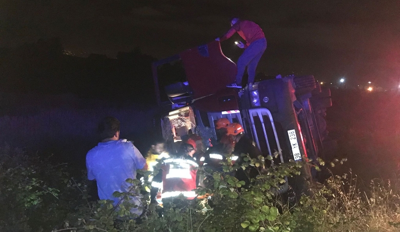 Akyazı'da sürücüsü kalp krizi geçiren tır devrildi