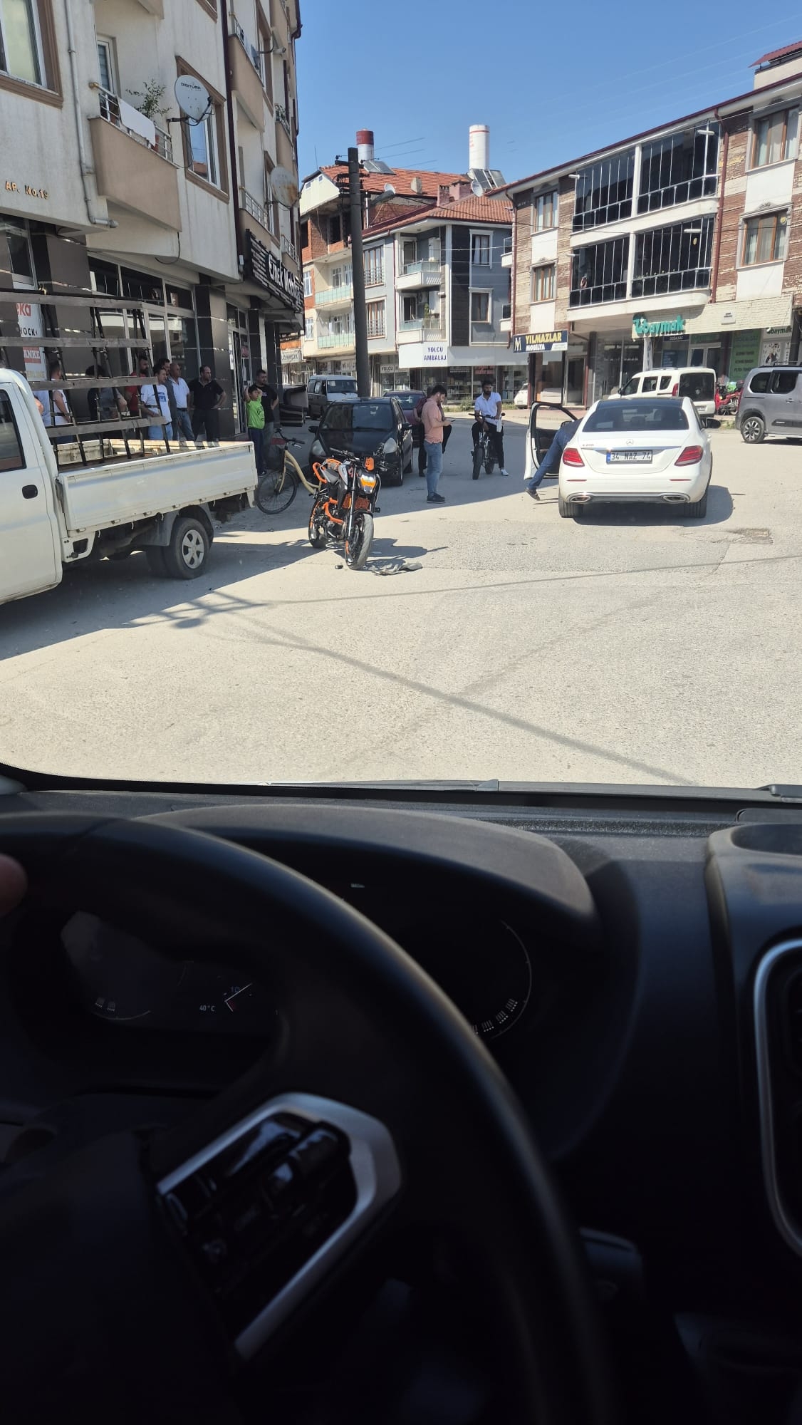 Akyazı'da kaza anı kamerada; Ehliyetsiz çıktı